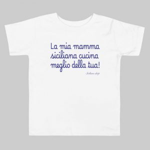 Maglietta per bambino "La Mia Mamma Siciliana Cucina Meglio Della Tua" di Minchia Sicilian Clothing: stile e umorismo siciliano per i piccoli esploratori