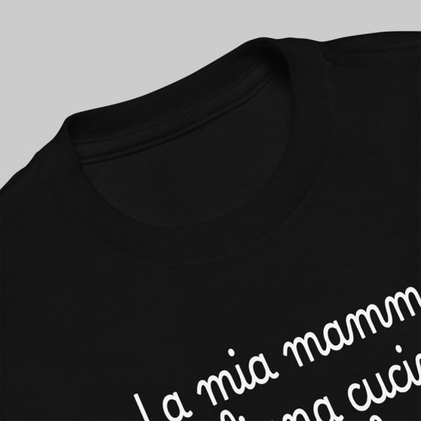 Maglietta per bambino "La Mia Mamma Siciliana Cucina Meglio Della Tua" di Minchia Sicilian Clothing: stile e umorismo siciliano per i piccoli esploratori.